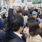 ラッシュの時間帯、電車内に一部なぜか空間の空いている場所が。→よく見てみたら・・・