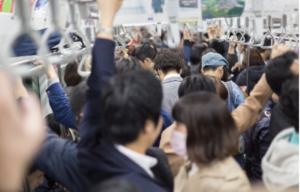 ラッシュの時間帯、電車内に一部なぜか空間の空いている場所が。→よく見てみたら・・・