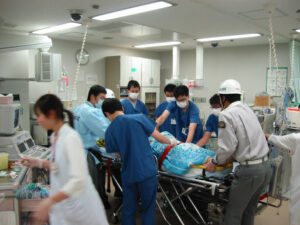 救急外来で患者の対応中、同乗していた家族に女医が・・・行動に「泣いた」「ハッとした」