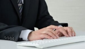 向かいの席の先輩が「もう40なので結婚は諦めるか...」と言うと同僚女性が・・・