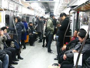 電車の中で赤ちゃん連れのお母さんから「すみません」と言われた男性。→まさかの対応に「オチが凄い」「神」