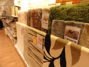 ニトリで買ってきたカーペットの上を歩き回ったら・・・ぎぇぇえええ