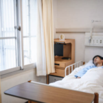 講演前日に入院してしまった男性。→先方からどうするんだ！と言われたため病院からリモート開催した結果・・・