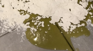 「キッチンへ立つ全ての皆様聞こえますか」キッチンの床へ油をぶちまけてしまった際には・・・目から鱗のライフハックが話題！