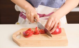 夕飯支度時、自分の小指の先を切り落としてしまった助産師の妻は・・・→「普通じゃない」