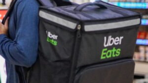 Uberのドライバーからお菓子をもらった女性。→後日起こったことに愕然・・・