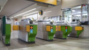 改札を出る前にトイレに行こうと思っていたのに誤って出てしまったので駅員さんに「すみません」と声をかけたら・・・続きに笑うしかない