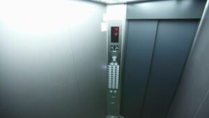 『エレベーターに不審な人が乗ってきたら・・・』この対処法は覚えておくべき！