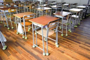 マスクを15分外すと濃厚接触者になるため・・・学校が考えた策に「違う、そうじゃない」