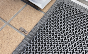 とあるコンビニに置かれた『盛り塩』を見てみると・・・えっ？！