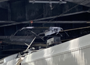 パンタグラフにビニールが付着していることに気がついた客。大慌てで駅員に伝えると・・はっ？