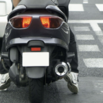 バイクで信号待ちしていた父。隣の車に話かけたら・・・えぇぇぇえっ!