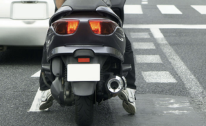 バイクで信号待ちしていた父。隣の車に話かけたら・・・えぇぇぇえっ！