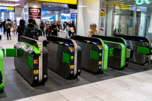 残高不足で改札が通れなかった投稿者さん。後ろの男性に謝ると・・まさかの一言