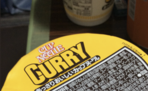 不思議・・！カップヌードルのフタを何も使わずに止める方法に・・「革命や！！」