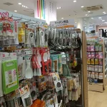 100均で買い物中、ずっとついてくる年配の男性の視線を感じ警戒していたら・・・え?