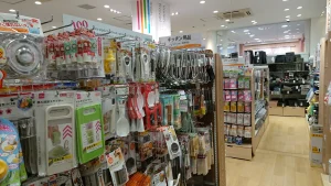 １００均で買い物中、ずっとついてくる年配の男性の視線を感じ警戒していたら・・・え？