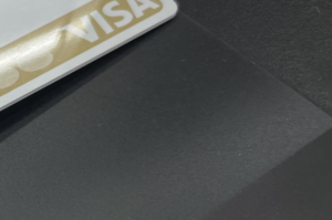 「急に店員の顔が険しくなった」会計時にだしたクレジットカードを見たら・・ん？