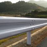 「これ、ガードレールの柵なんですよ。ビックリでしょw」と投稿された一枚。見てみると→えぇっ?!ヤバ