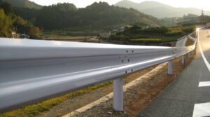 「これ、ガードレールの柵なんですよ。ビックリでしょw」と投稿された一枚。見てみると→えぇっ？！ヤバ