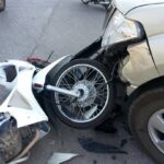 衝突事故で倒れた原付の男性。駆けつけた人が男性を囲み・・えっ。。