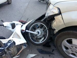 衝突事故で倒れた原付の男性。駆けつけた人が男性を囲み・・えっ。。