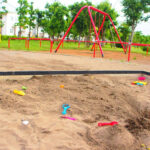 公園で小さな男の子が年上の子のおもちゃを触ろうとすると、その母親が・・・