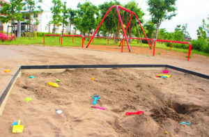 公園で小さな男の子が年上の子のおもちゃを触ろうとすると、その母親が・・・