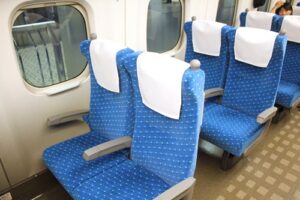 泣ける・・。新幹線で隣になった男の子が、ホームの彼女に手を振った後・・・