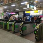 駅で知らないおじさんに「改札どこ?」と聞かれた女性。「あっちじゃない?」と指差し教えたら・・・はっ?!