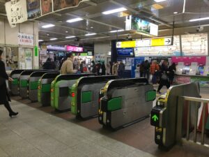 駅で知らないおじさんに「改札どこ？」と聞かれた女性。「あっちじゃない？」と指差し教えたら・・・はっ？！