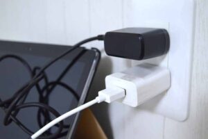 息子が舐めて長時間放置された充電器。先端をみたら・・・「盲点だった。。」