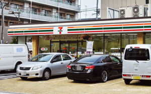 一人でお店の外に出ようとする１歳半くらいの女の子を止めようとしたら・・・えっ？！