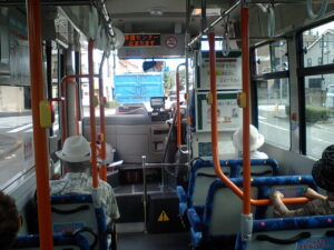 「私まで泣きそうだった」バスの中で泣いてしまった我が子。見知らぬおじさんが見てきたので「すみません」と謝ったら・・・