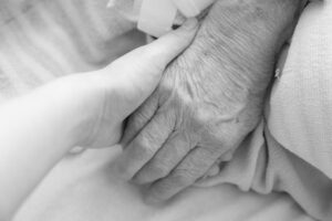 亡くなる直前、そばにいた母を抱き寄せたおばあちゃんが言った言葉は・・・「泣きすぎて苦しい」