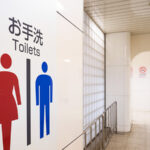 女子トイレが混み合っていたため、仕方なく男子トイレに一人で息子を行かせたら中から・・・