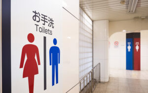 女子トイレが混み合っていたため、仕方なく男子トイレに一人で息子を行かせたら中から・・・