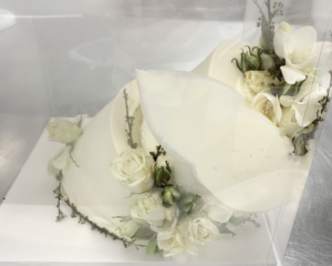 完成したウェディングケーキを落としてしまった客。真っ青になる客に職人さんが・・・