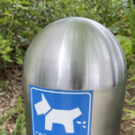 「衝撃受けた」犬のシールが貼られたポール。よく見ると・・・