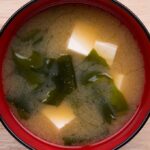 結婚してすぐ「うちはお味噌汁は昆布だし」と夫が言うので、お義母さんに「昆布なんですね~」と言ったら・・・