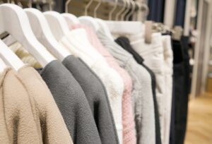 洋服を見ていたらおばあさんから助けを求められた女性。→最後のオチに涙が出た・・・