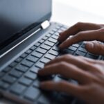 新人にプログラムを書かせたらお手本のように完璧だった為、他の人にやってもらったのでは?と疑ったら・・・