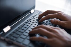 新人にプログラムを書かせたらお手本のように完璧だった為、他の人にやってもらったのでは？と疑ったら・・・