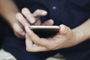 「偶然だと思いたい」夫のスマホが鳴り妻がゾッとした理由に・・・ひぇぇええ