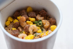 知らなかった・・！！『カップヌードルの謎肉』の正体、それは・・・