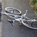 「状況を理解するのに数十秒かかった。」自転車で走っていたら頭に何かが当たり転倒。見てみたら・・・ひぇっ