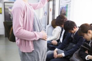 電車で妊婦さんに「ボク、次の駅なので座ってください」と声をかけた男子高校生。→この後の展開に、、グッとくる・・！