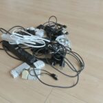 おぉ〜!これは素晴らしい!グチャグチャになりがちな『ケーブル類』はこうすればスッキリ収納♪