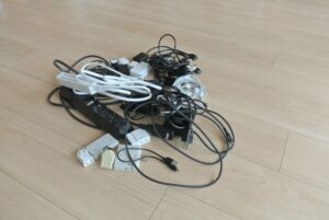 おぉ〜！これは素晴らしい！グチャグチャになりがちな『ケーブル類』はこうすればスッキリ収納♪