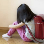 仲良しだと思っていた友達の誕生日パーティーに一人だけ呼ばれず泣いていたら、おばあちゃんが驚きの行動に・・・